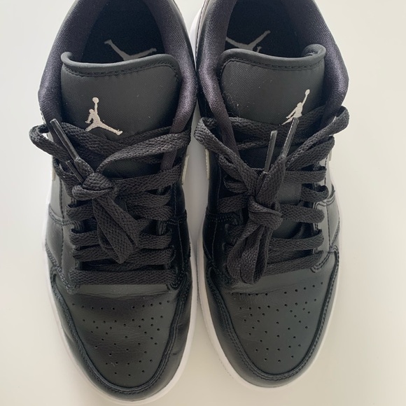 Nike Air Jordan 1 Low US 7 (W) - Picture 2 of 9